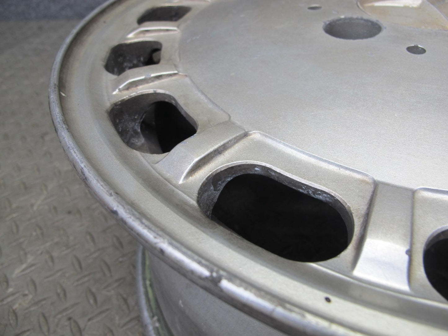 86-89 Mercedes W126 Factory 15" R15 Wheel Rim 15x7J ET25 1264003002 OEM