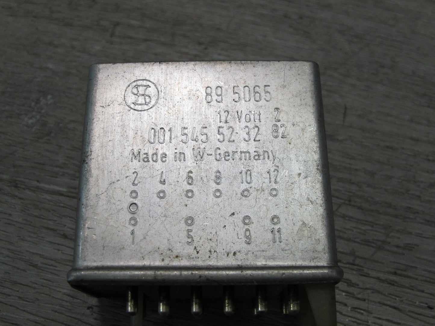 75-85 Mercedes W123 Seat Belt Warning Relay Module 0015455232 OEM