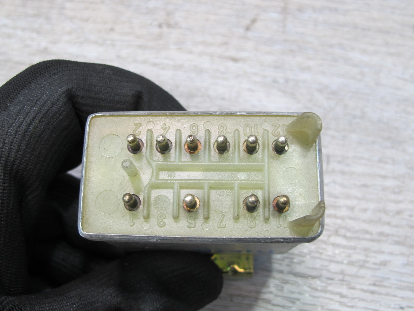 75-85 Mercedes W123 Seat Belt Warning Relay Module 0015455232 OEM
