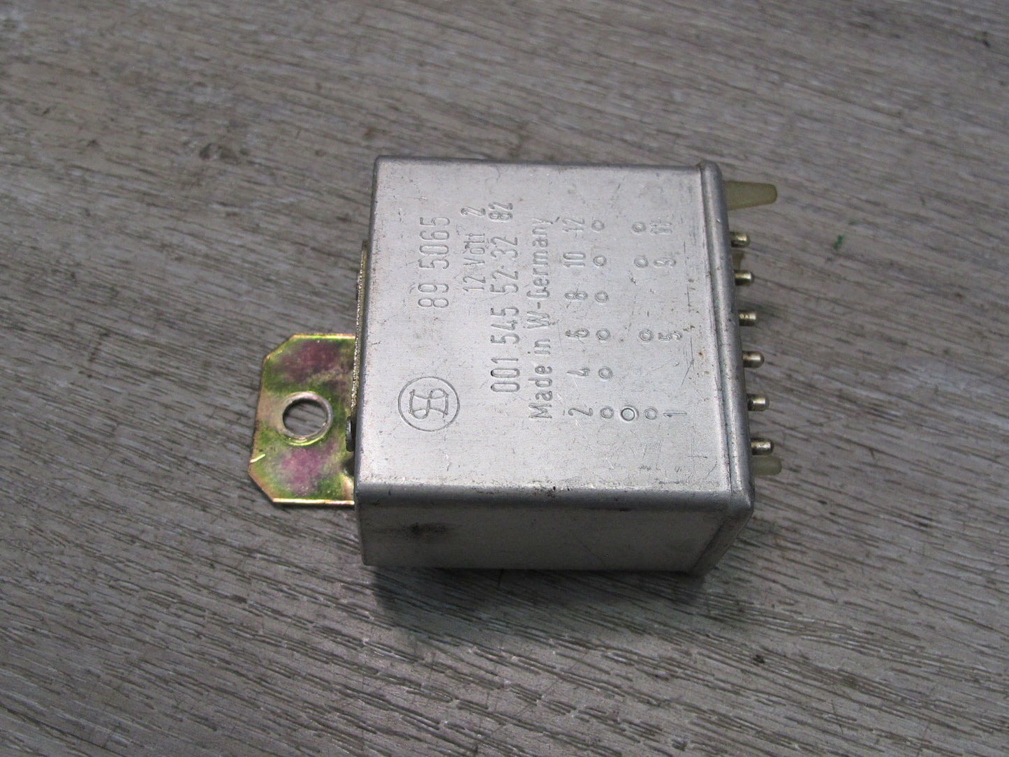 75-85 Mercedes W123 Seat Belt Warning Relay Module 0015455232 OEM