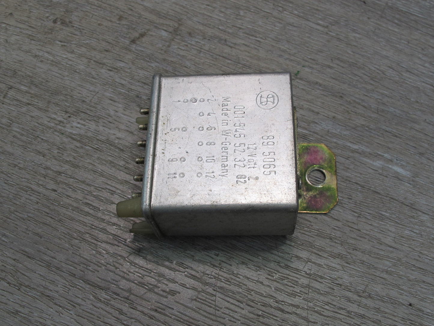 75-85 Mercedes W123 Seat Belt Warning Relay Module 0015455232 OEM