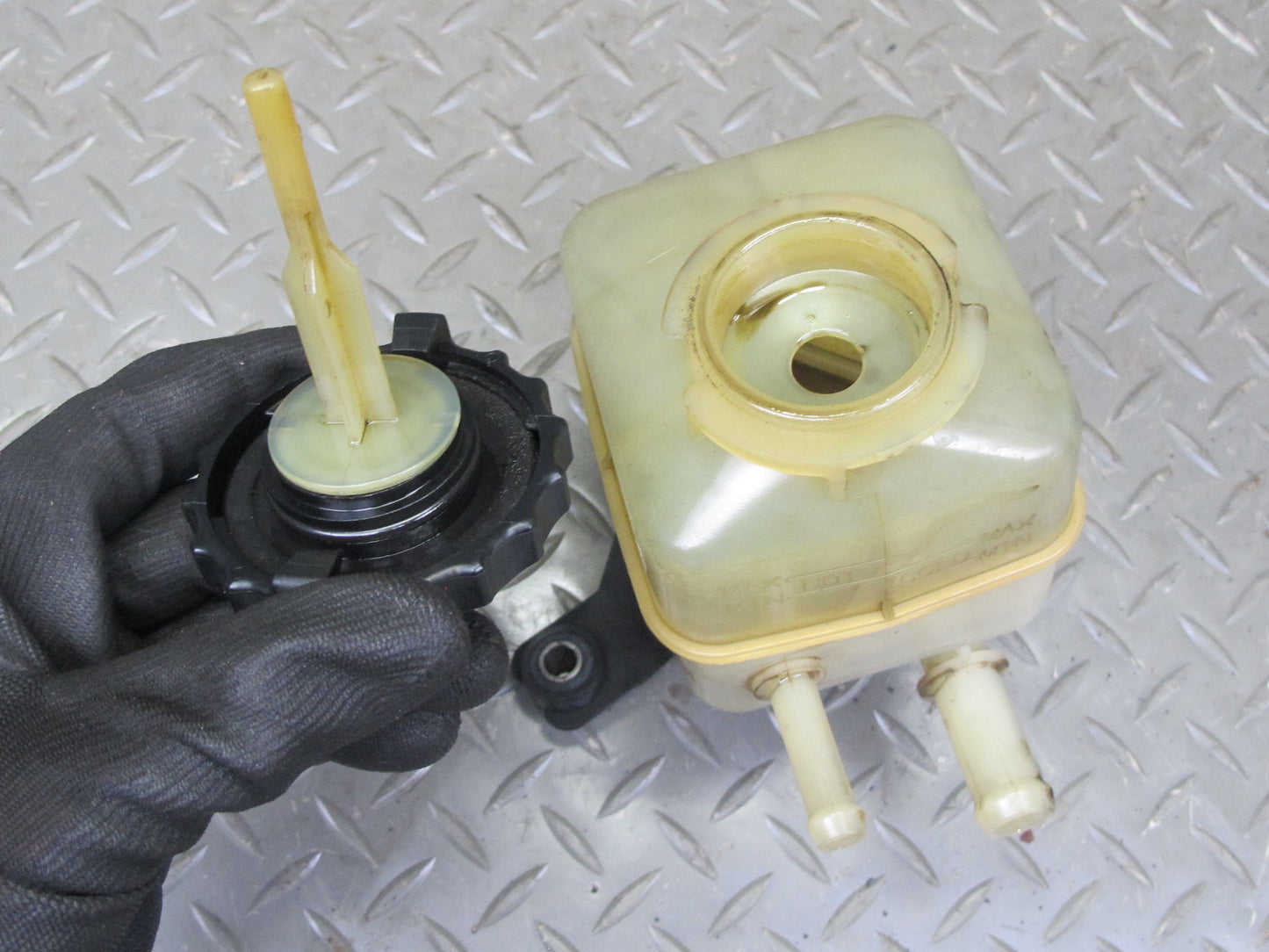 1998-2007 Lexus LX470 Power Steering Fluid Reservoir Bottle Tank W/ Bracket