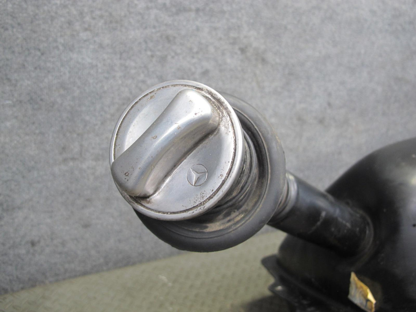 86-91 Mercedes W126 Gas Fuel Tank Filler Neck Assembly OEM