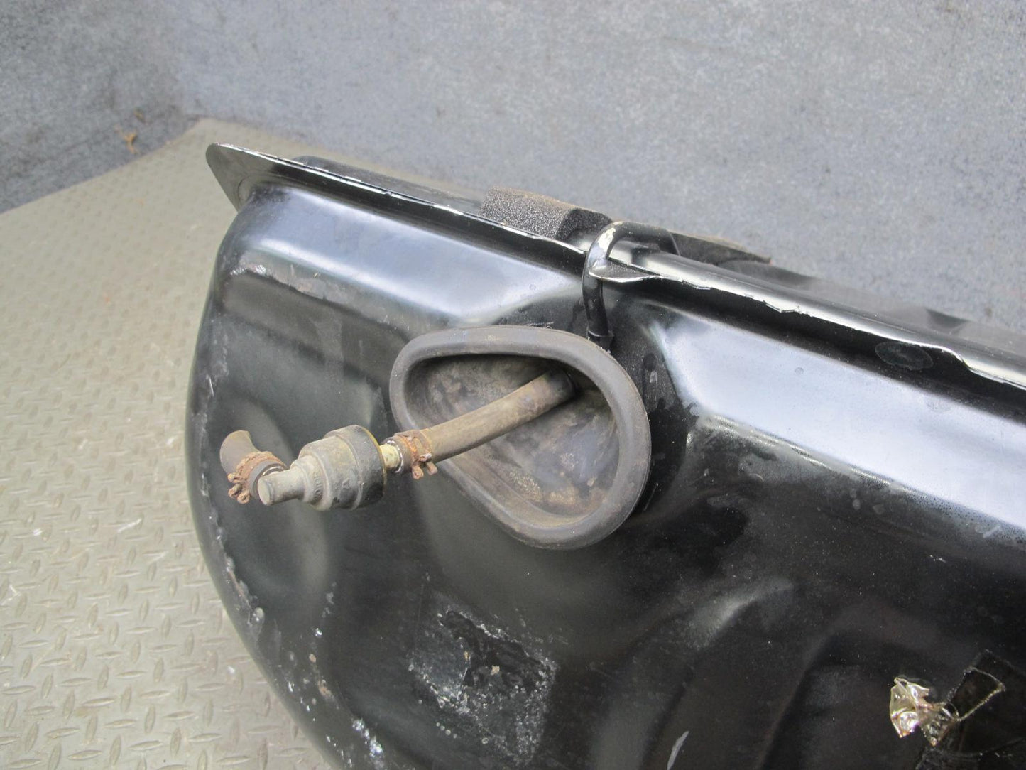 86-91 Mercedes W126 Gas Fuel Tank Filler Neck Assembly OEM