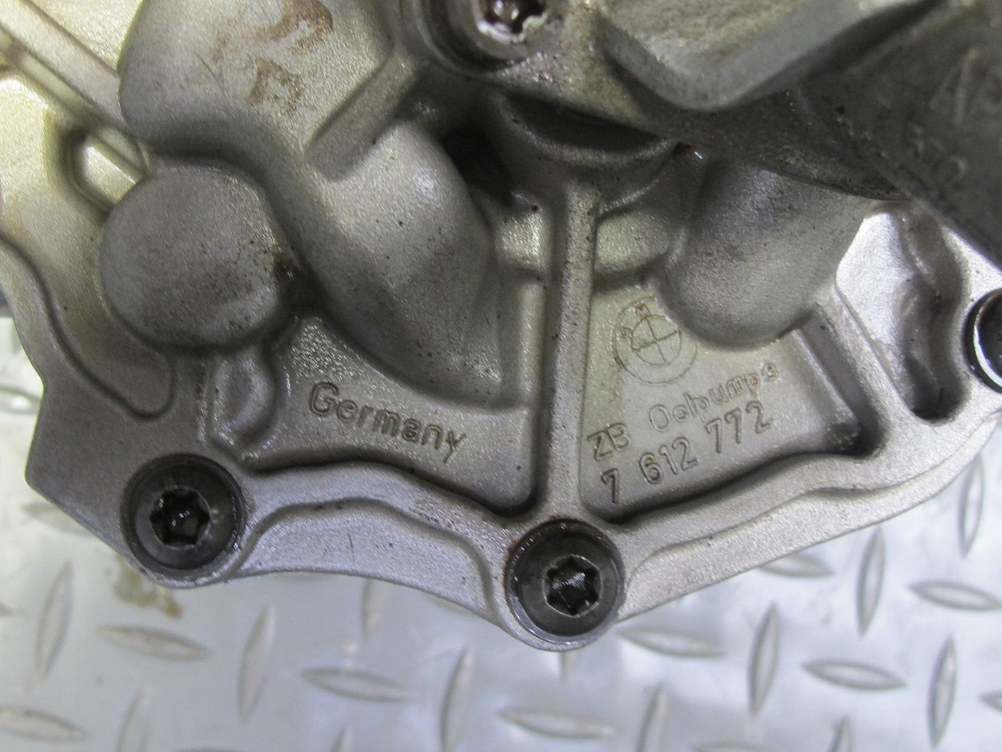 12-18 BMW F12 F13 N63 Engine Motor Oil Pump 7612772 OEM