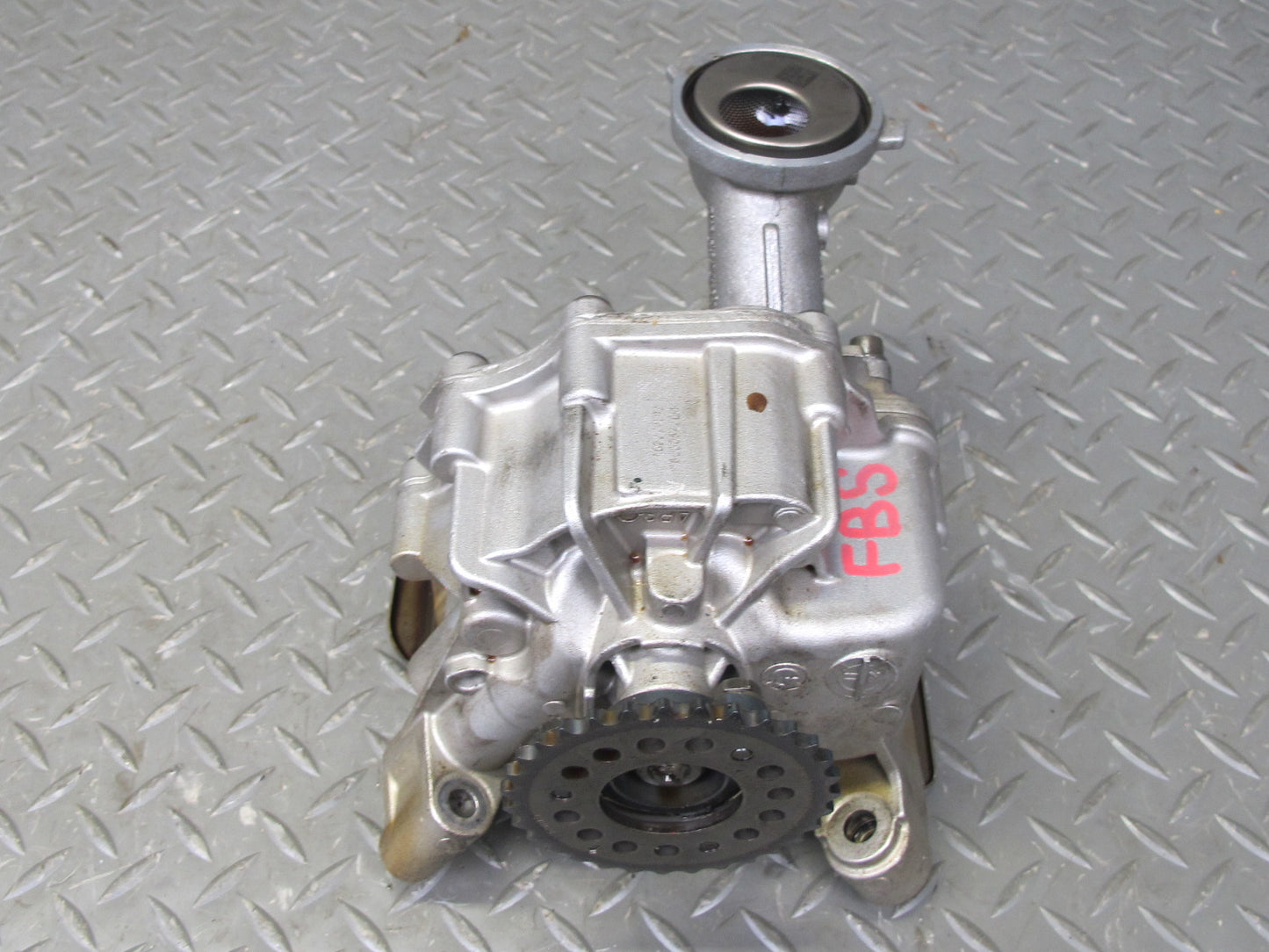 12-18 BMW F12 F13 N63 Engine Motor Oil Pump 7612772 OEM