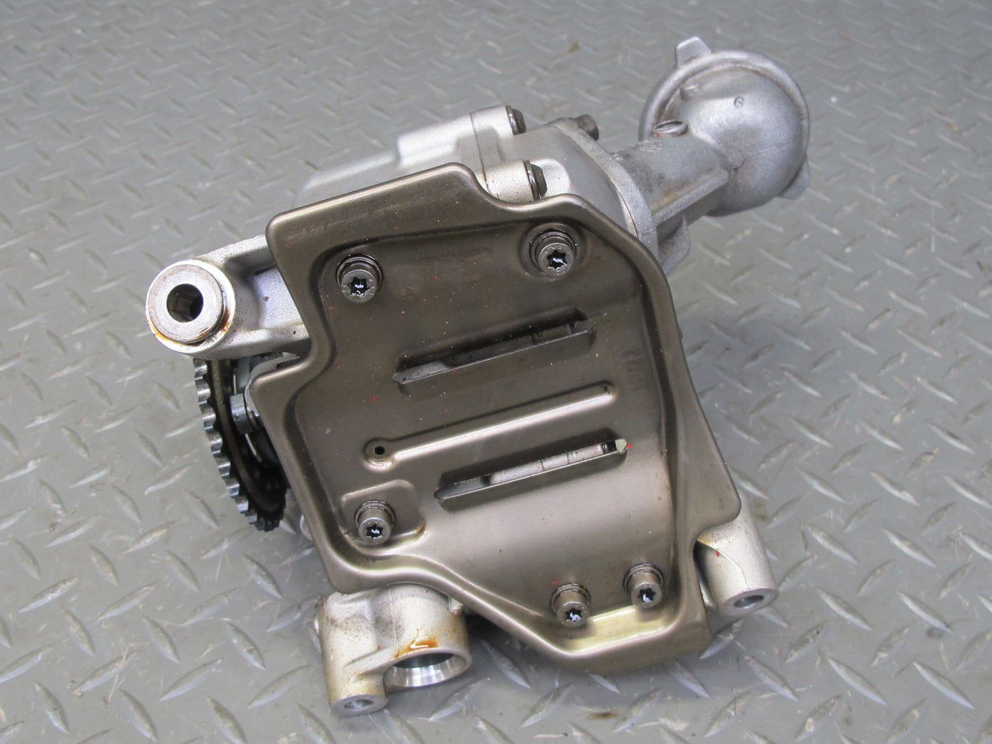 12-18 BMW F12 F13 N63 Engine Motor Oil Pump 7612772 OEM