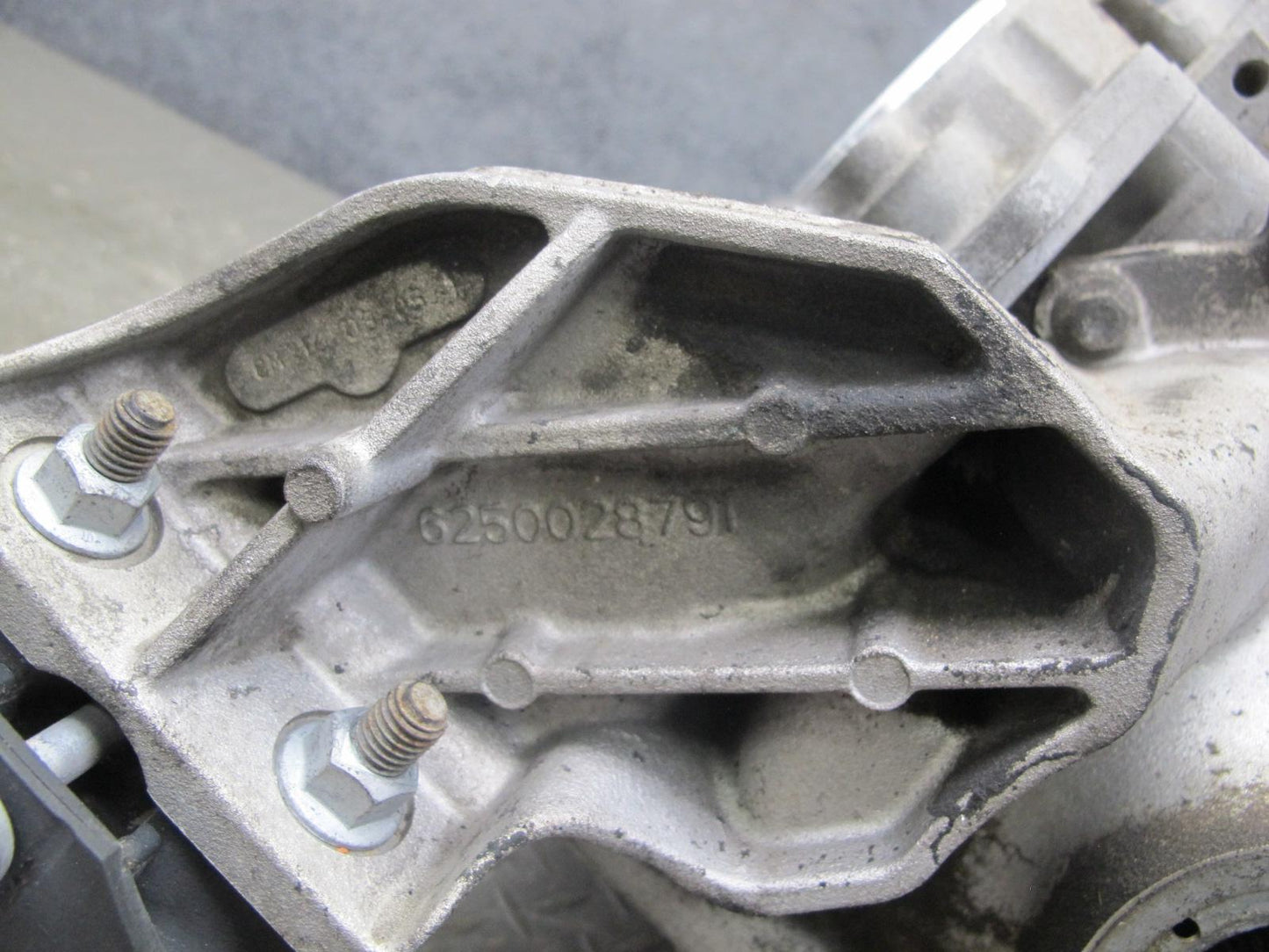 2004-2006 Cadillac XLR 4.6L Rear Differential Axle Carrier Assembly 2.93 Ratio