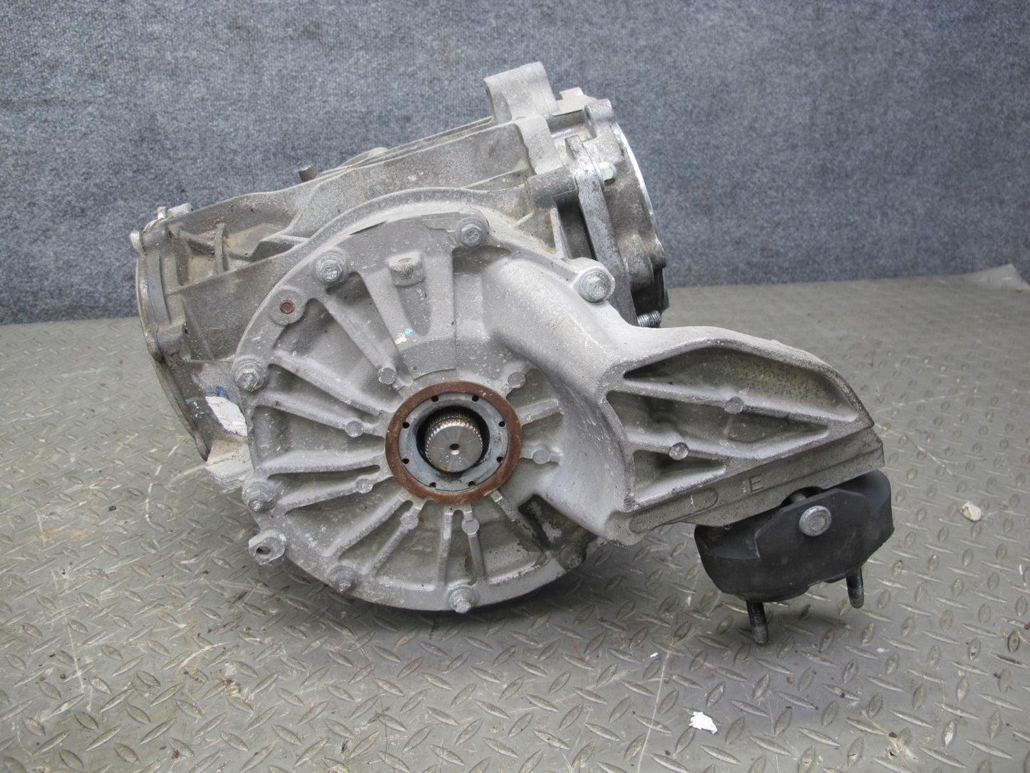 2004-2006 Cadillac XLR 4.6L Rear Differential Axle Carrier Assembly 2.93 Ratio
