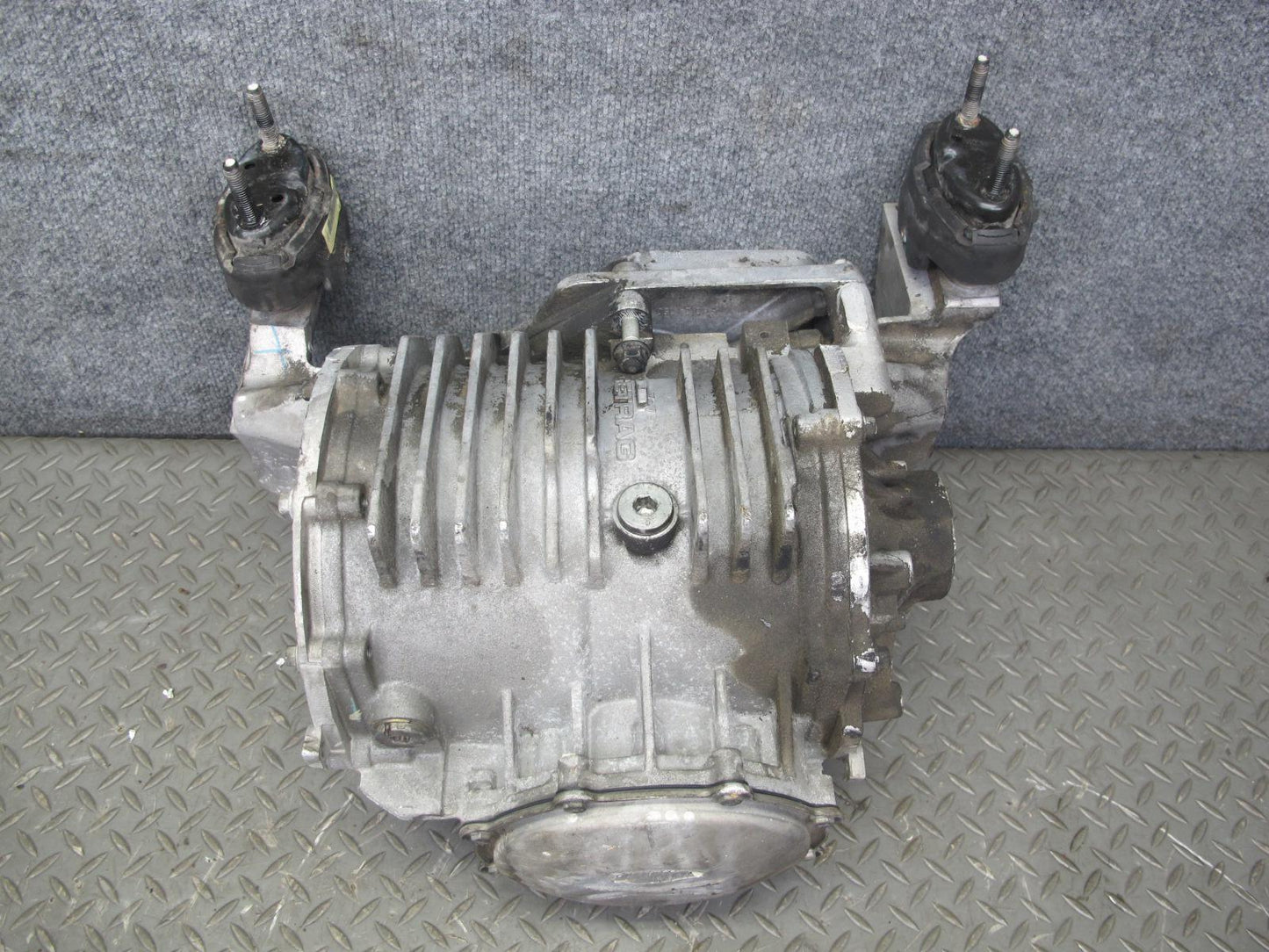 2004-2006 Cadillac XLR 4.6L Rear Differential Axle Carrier Assembly 2.93 Ratio