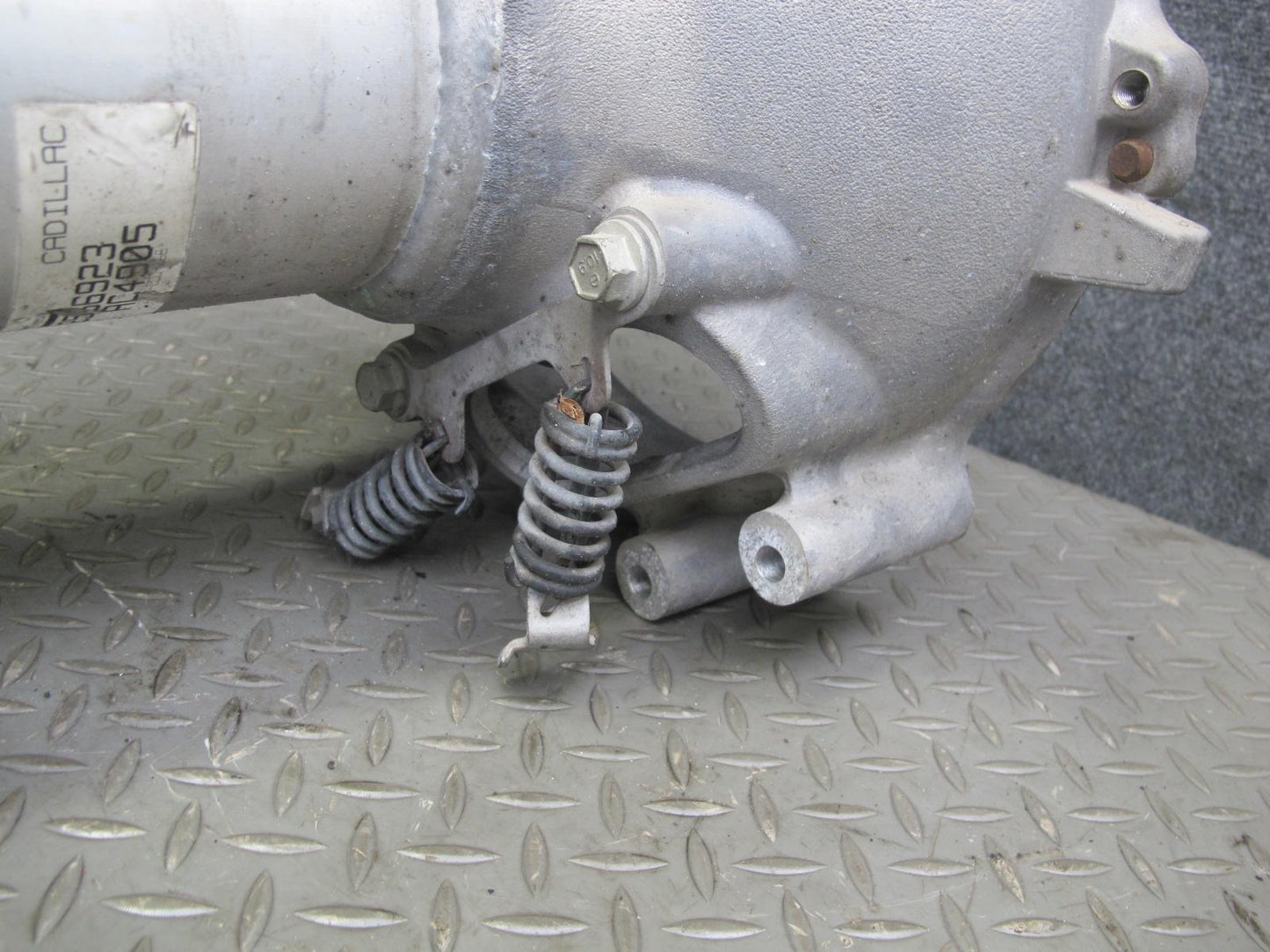 2004-2006 Cadillac XLR Rear Axle Drive Shaft Torque Tube Support 12566923