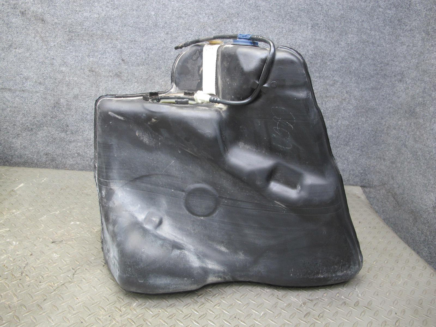 2004-2009 Cadillac XLR Right Left Gas Fuel Tank Reservoir W/ Cross Over Tube Set