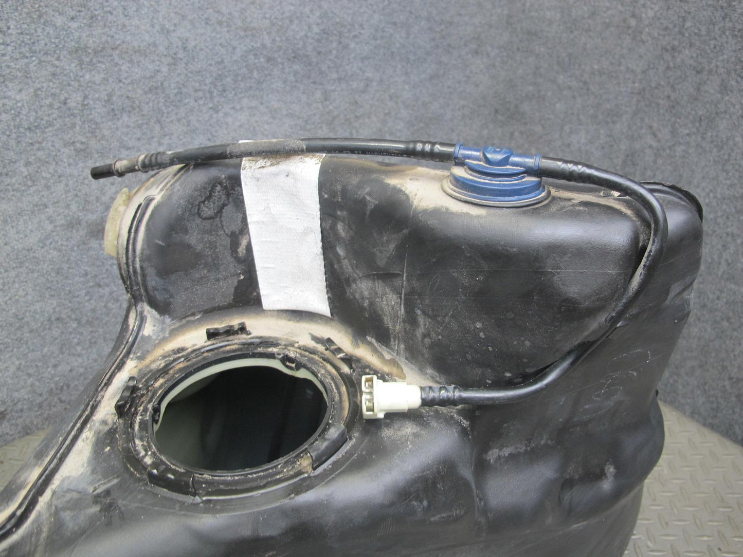 2004-2009 Cadillac XLR Right Left Gas Fuel Tank Reservoir W/ Cross Over Tube Set