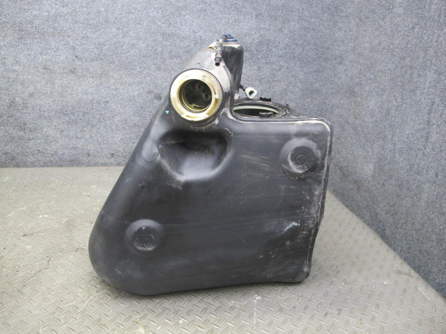 2004-2009 Cadillac XLR Right Left Gas Fuel Tank Reservoir W/ Cross Over Tube Set