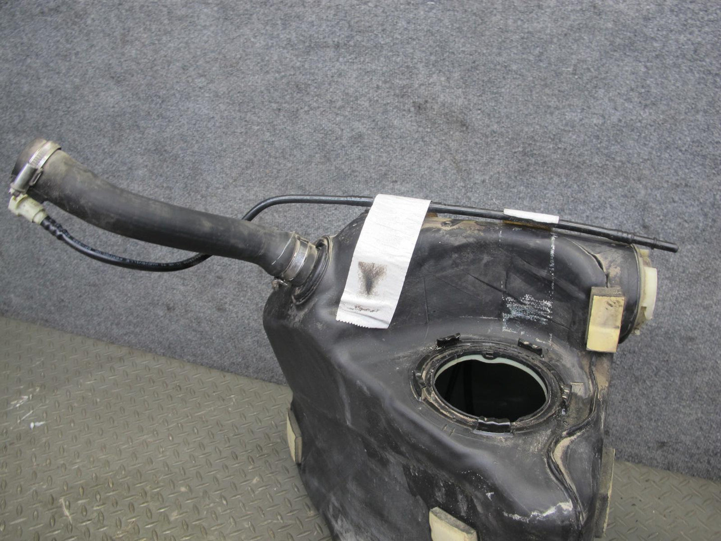 2004-2009 Cadillac XLR Right Left Gas Fuel Tank Reservoir W/ Cross Over Tube Set
