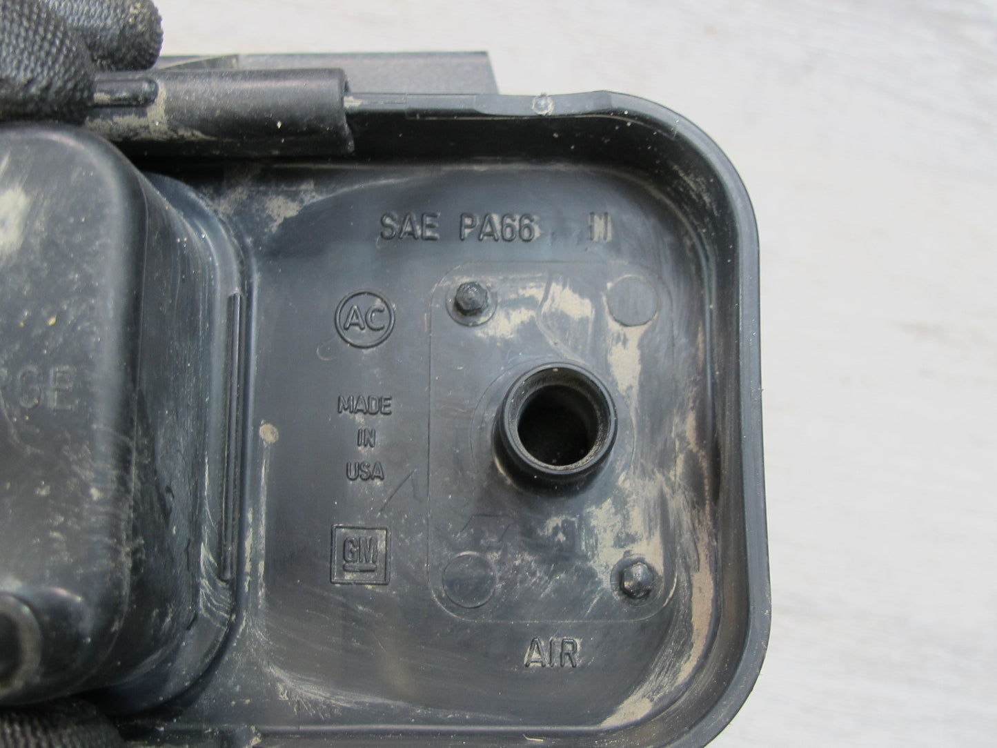 1998 Chevrolet Camaro Fuel Evap Vapor Charcoal Canister w Bracket OEM