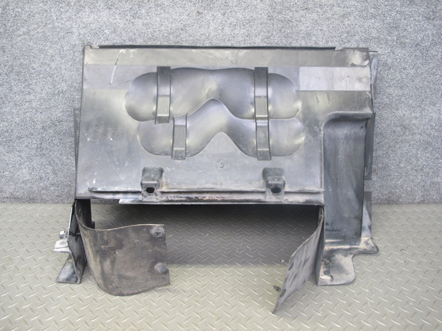 2004-2009 Cadillac XLR 4.6L Radiator Support Baffle Cover Air Duct 15285391