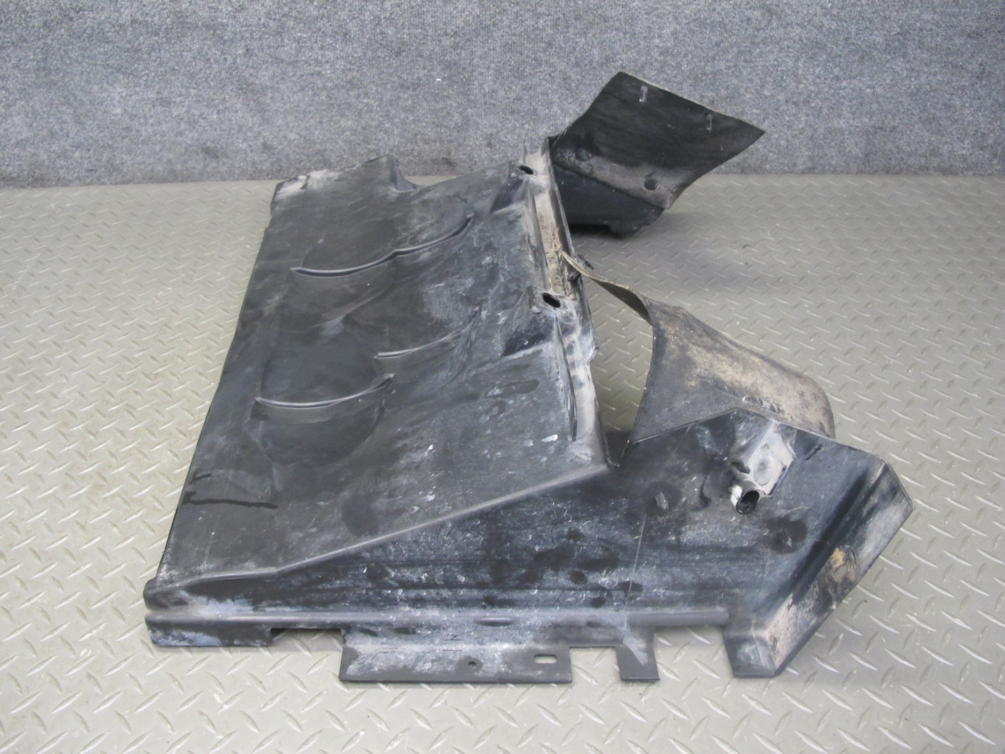 2004-2009 Cadillac XLR 4.6L Radiator Support Baffle Cover Air Duct 15285391