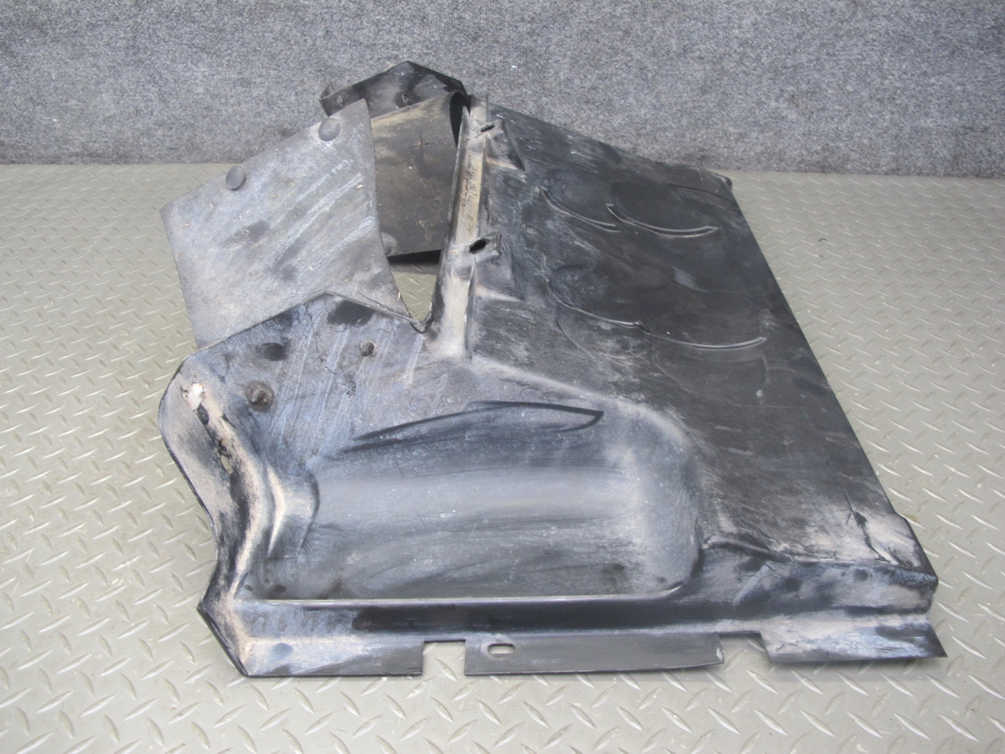 2004-2009 Cadillac XLR 4.6L Radiator Support Baffle Cover Air Duct 15285391