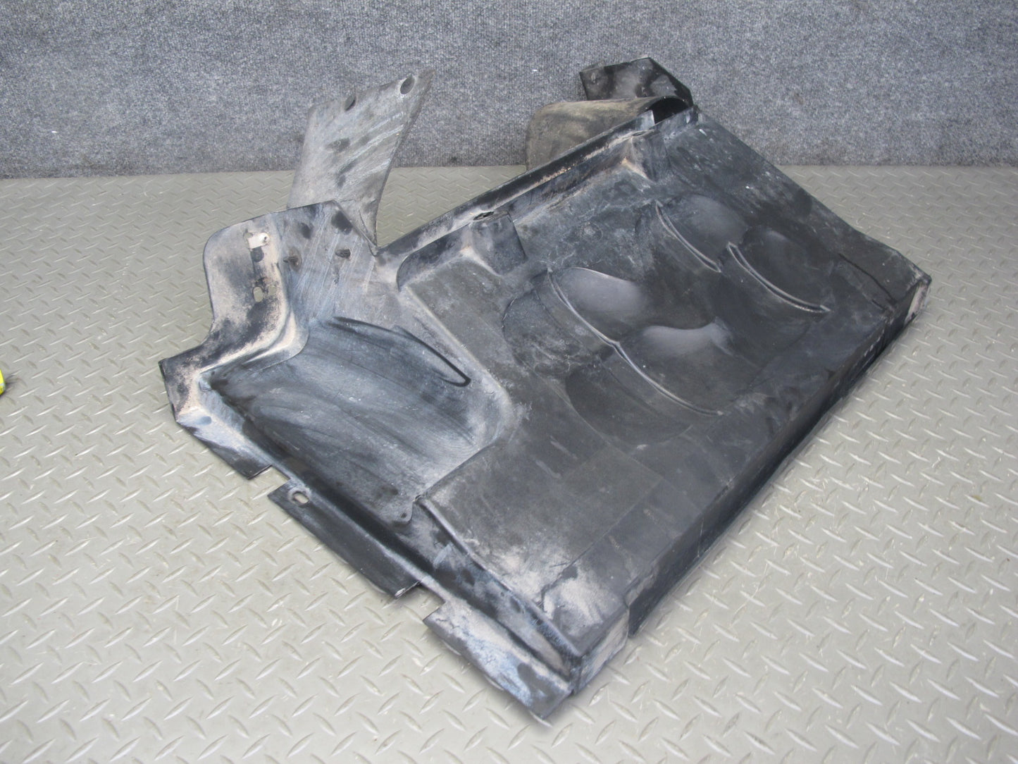 2004-2009 Cadillac XLR 4.6L Radiator Support Baffle Cover Air Duct 15285391