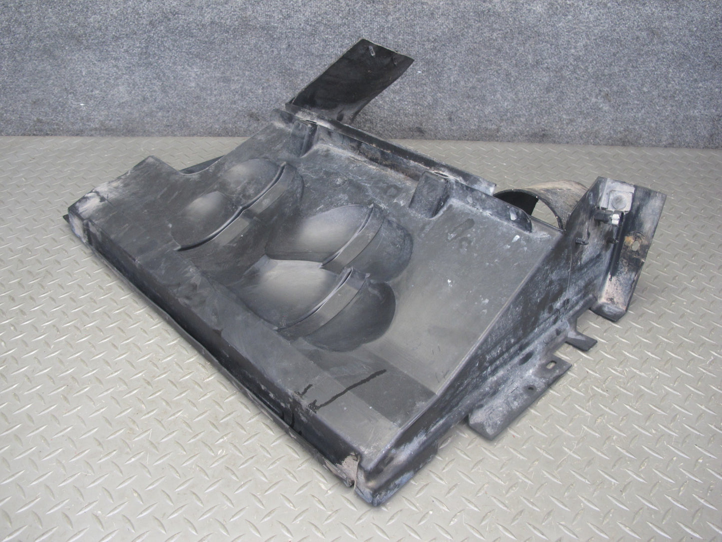 2004-2009 Cadillac XLR 4.6L Radiator Support Baffle Cover Air Duct 15285391
