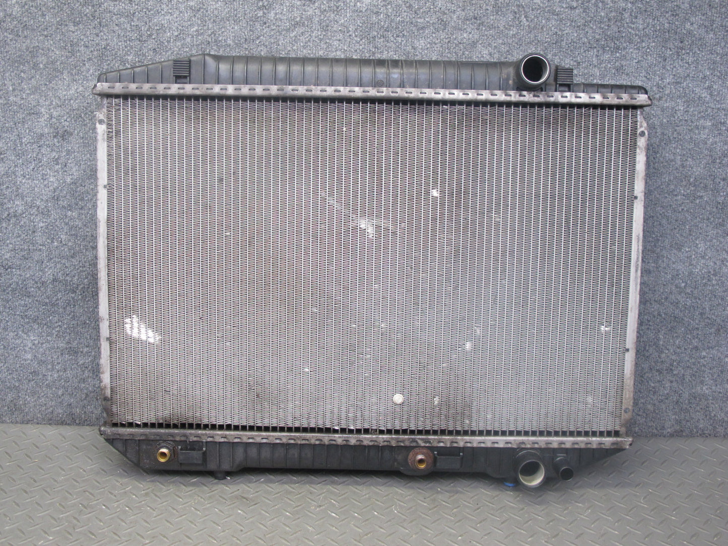 86-91 Mercedes W126 560SEL 560SEC Engine Cooling Radiator OEM