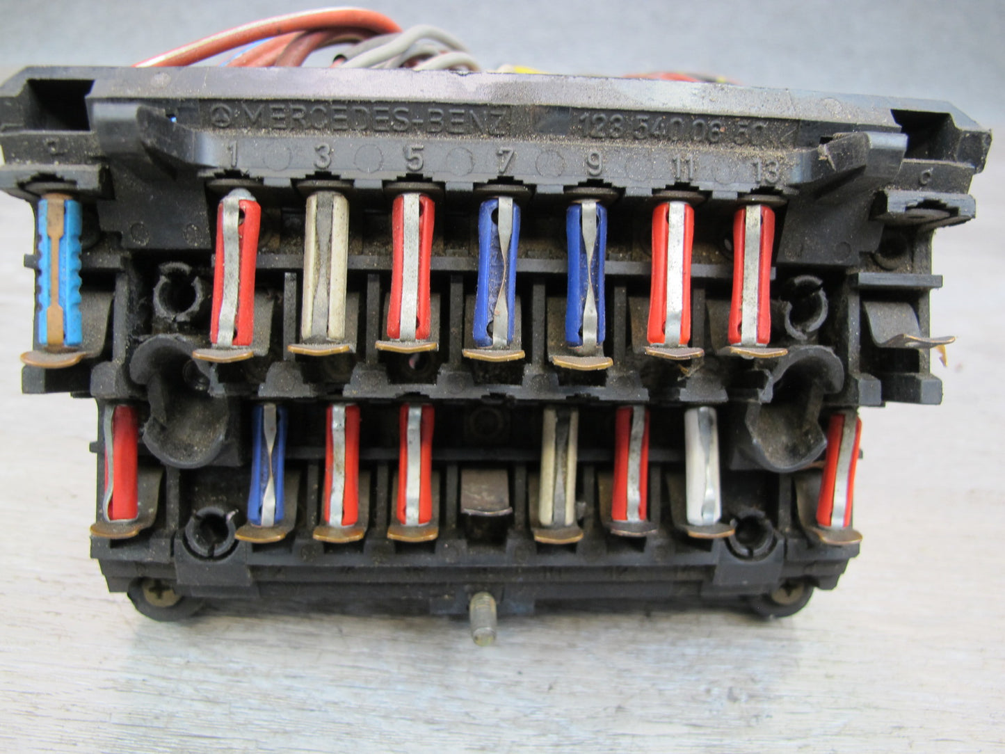 81-85 Mercedes W123 Power Distribution Fuse Relay Box 1235400650 OEM