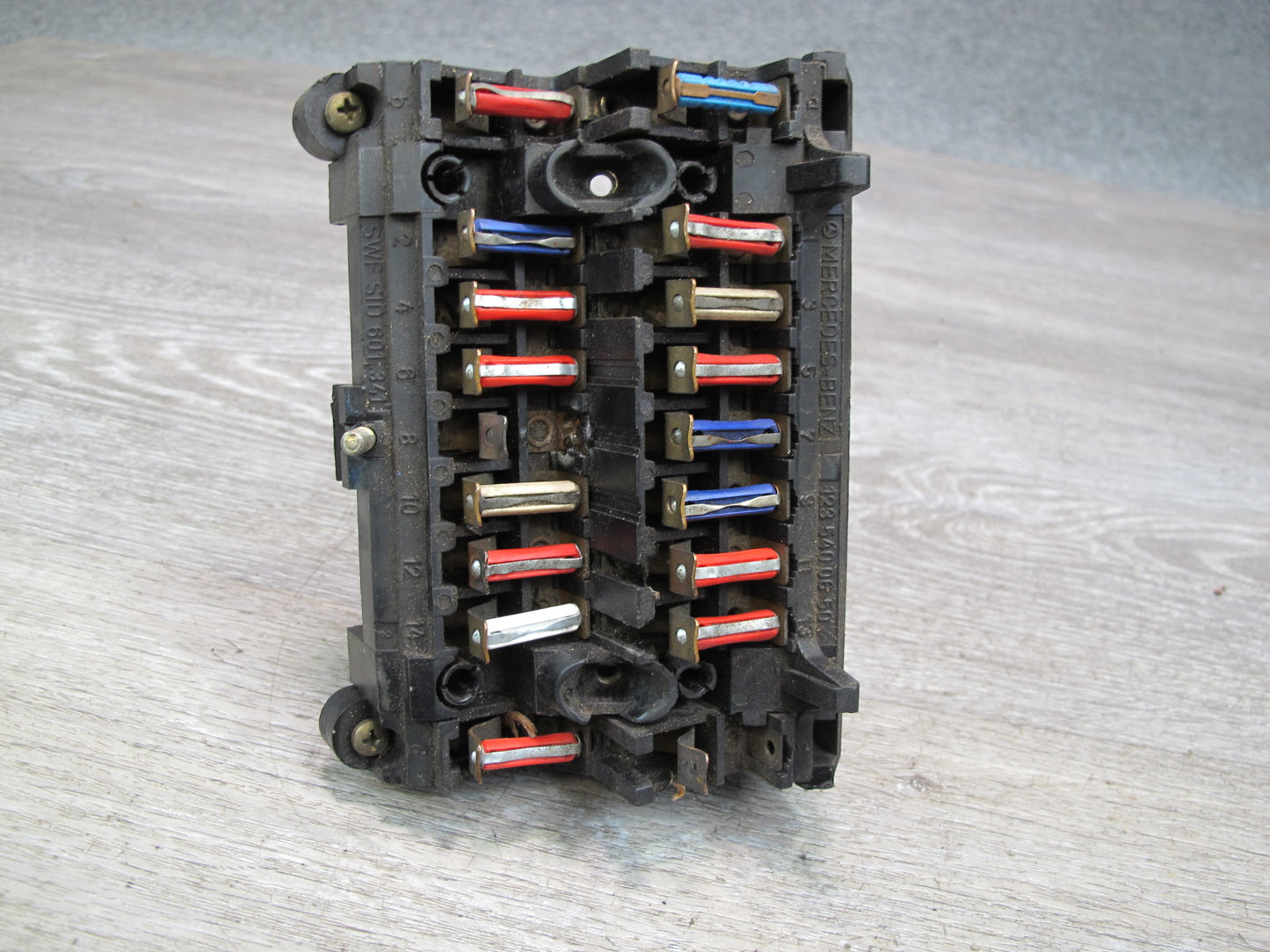 81-85 Mercedes W123 Power Distribution Fuse Relay Box 1235400650 OEM