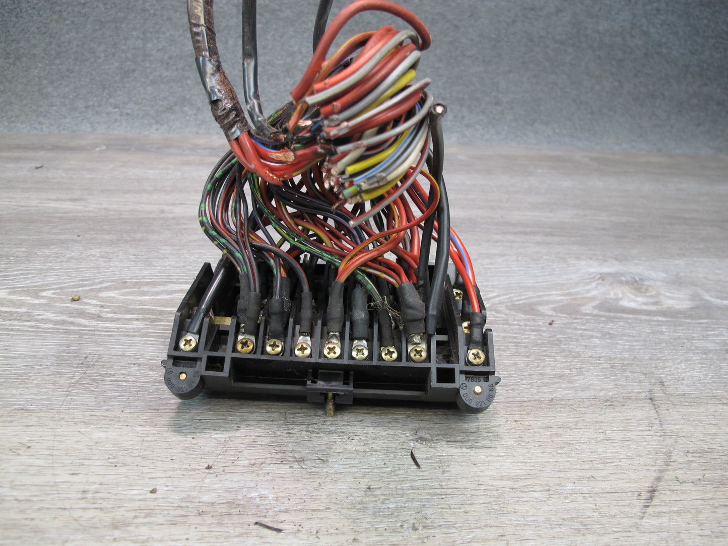 81-85 Mercedes W123 Power Distribution Fuse Relay Box 1235400650 OEM