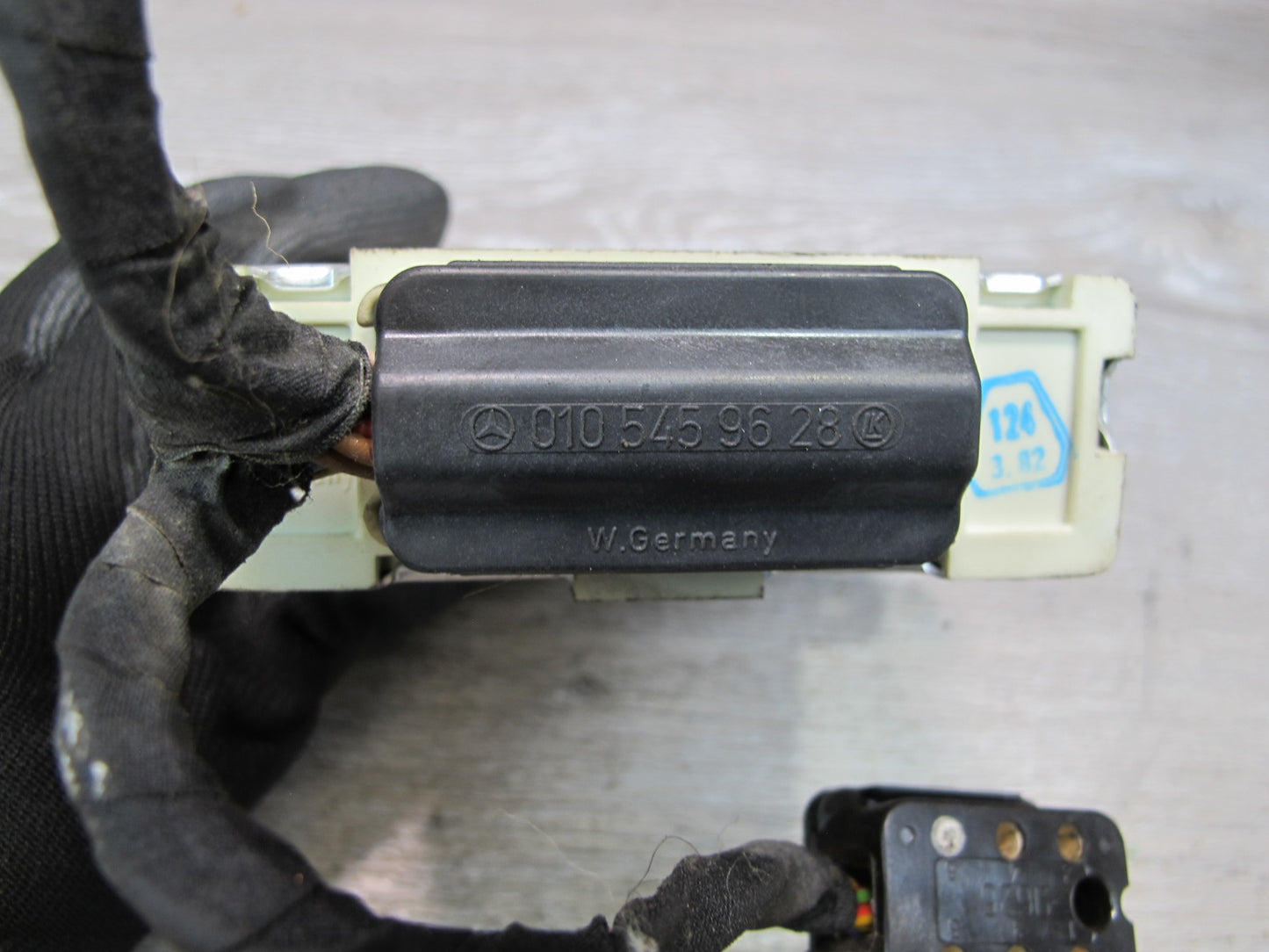 81-85 Mercedes W123 Cruise Control  Module 0015457932 OEM