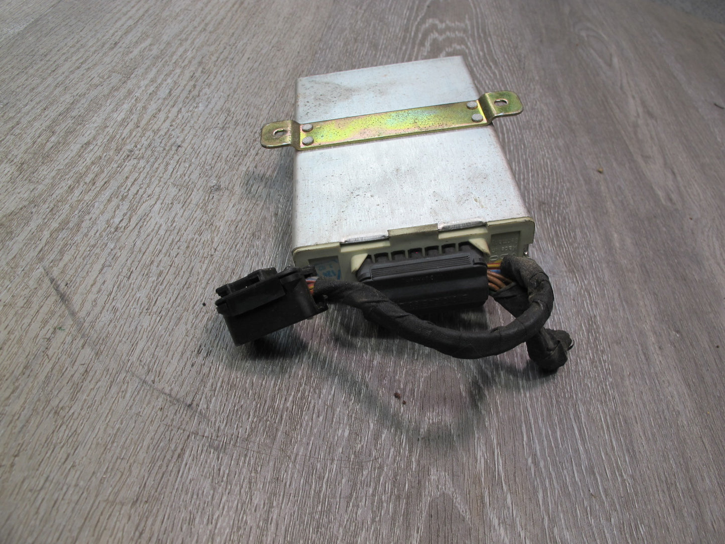 81-85 Mercedes W123 Cruise Control  Module 0015457932 OEM
