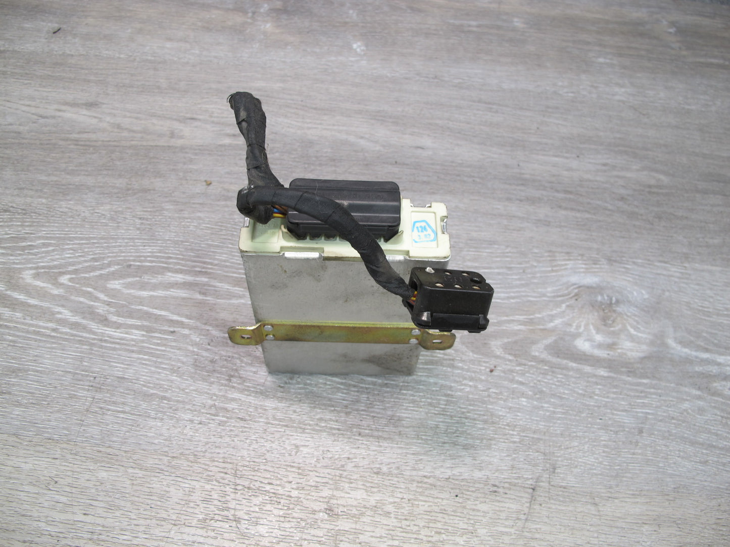 81-85 Mercedes W123 Cruise Control  Module 0015457932 OEM