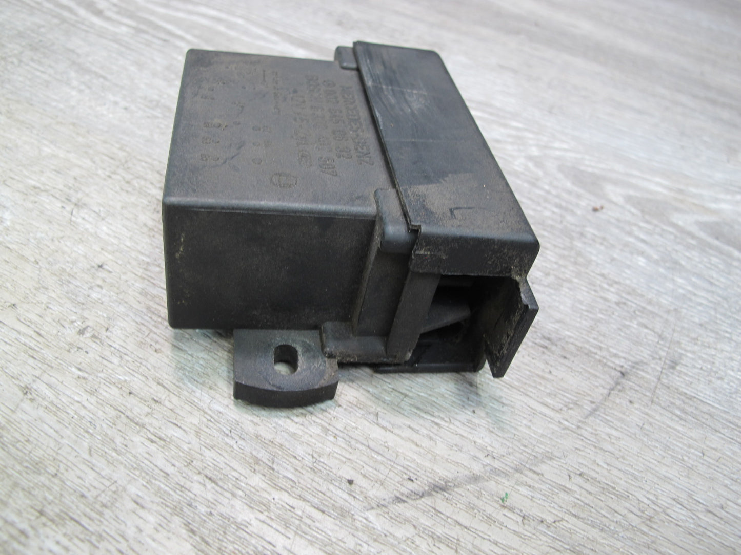 81-85 Mercedes W123 Diesel Glow Plug Relay 0025450632 OEM