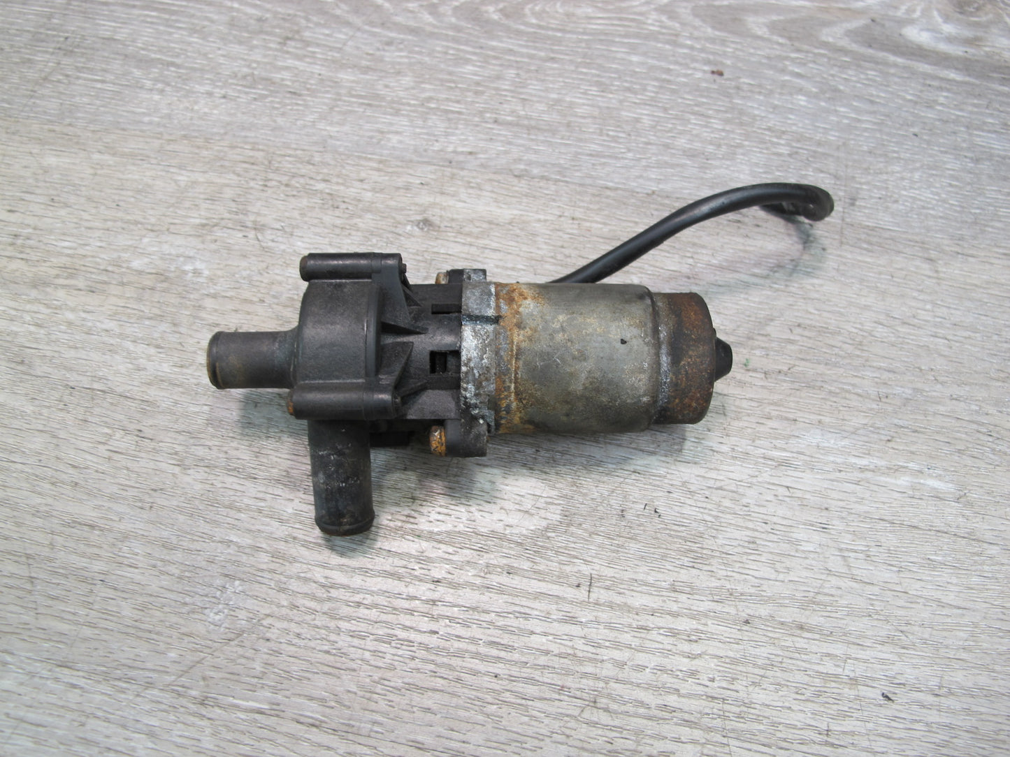 75-85 Mercedes W123 Auxiliary AUX Coolant Water Recirculation Pump OEM