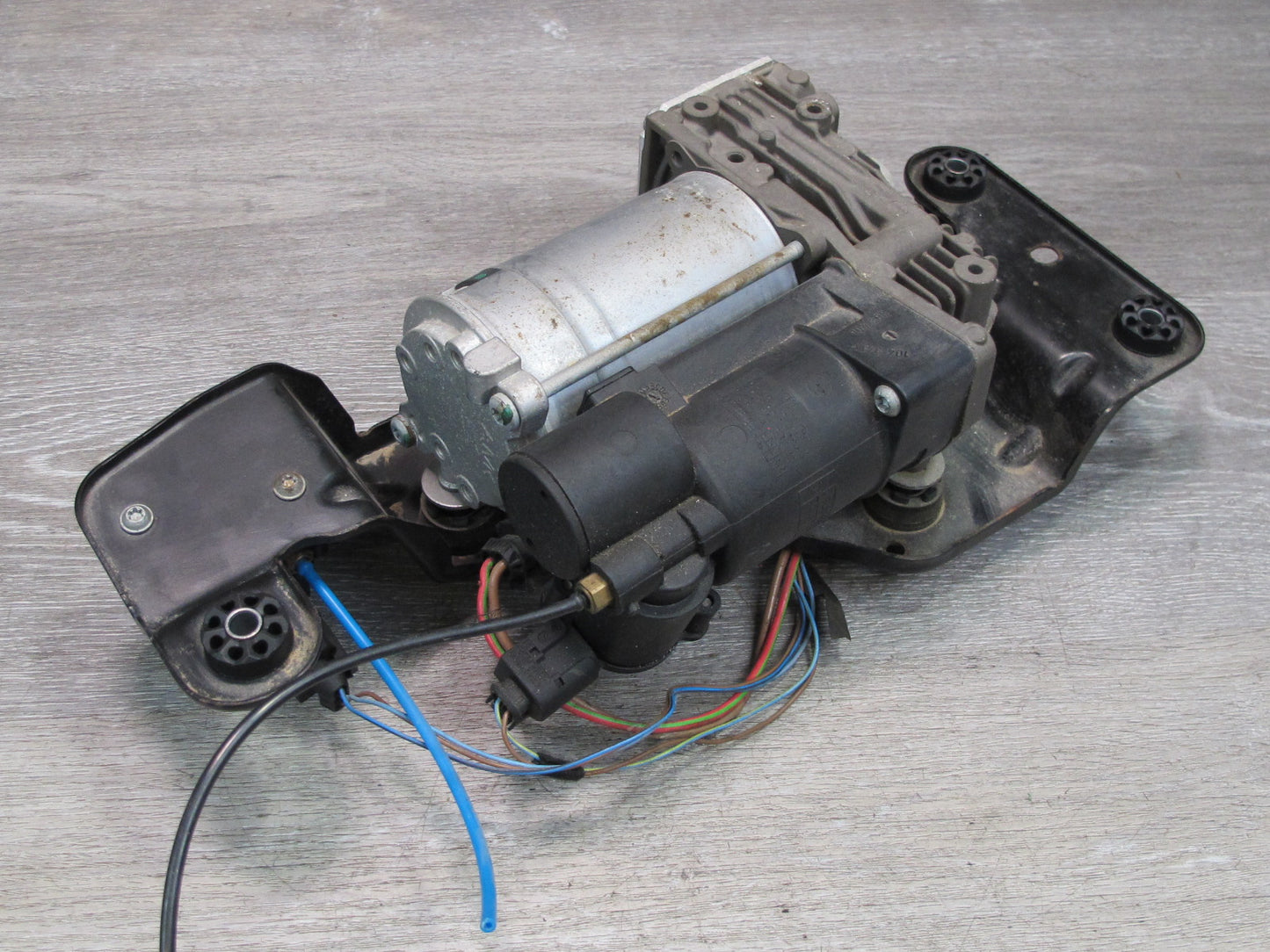 2008-2014 BMW E71 E72 X6 Air Suspension Compressor Pump 6789938