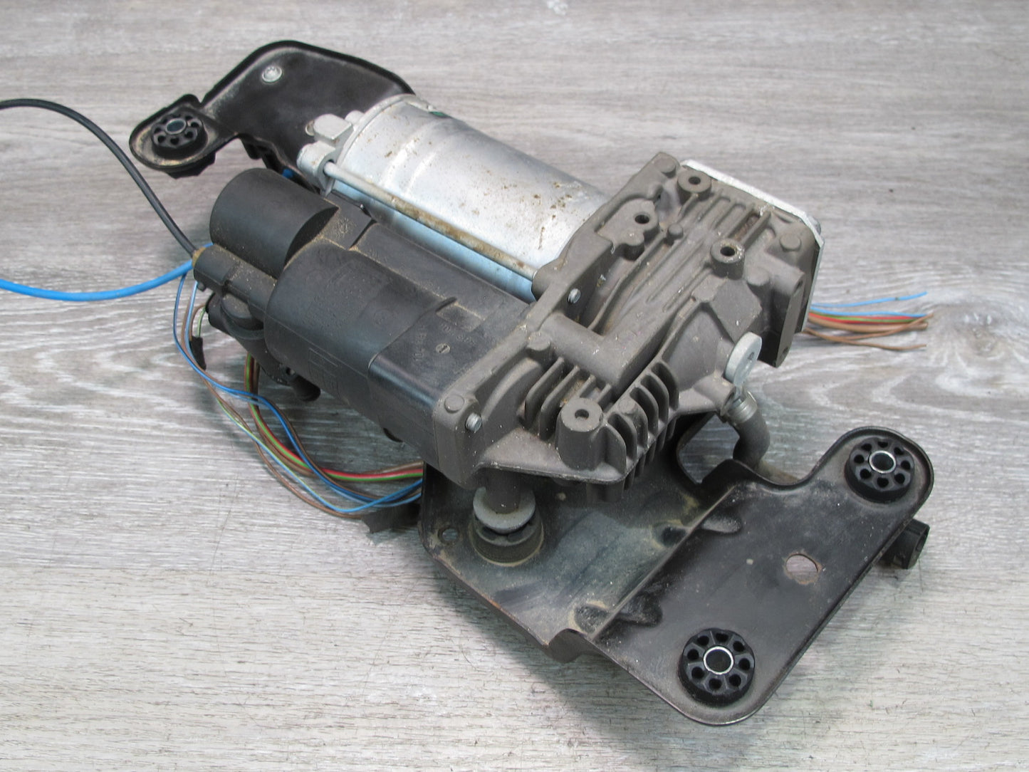 2008-2014 BMW E71 E72 X6 Air Suspension Compressor Pump 6789938