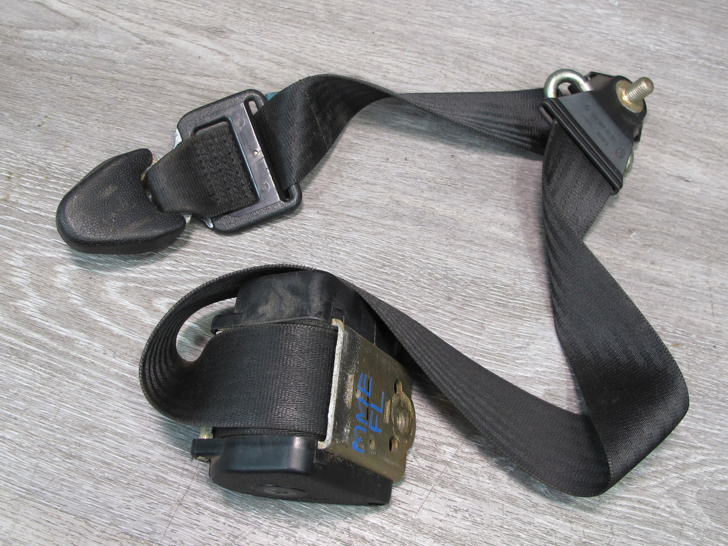 1982 MERCEDES W123 300D FRONT & REAR SEATBELT RETRACTOR W/ BUCKLE SET OEM