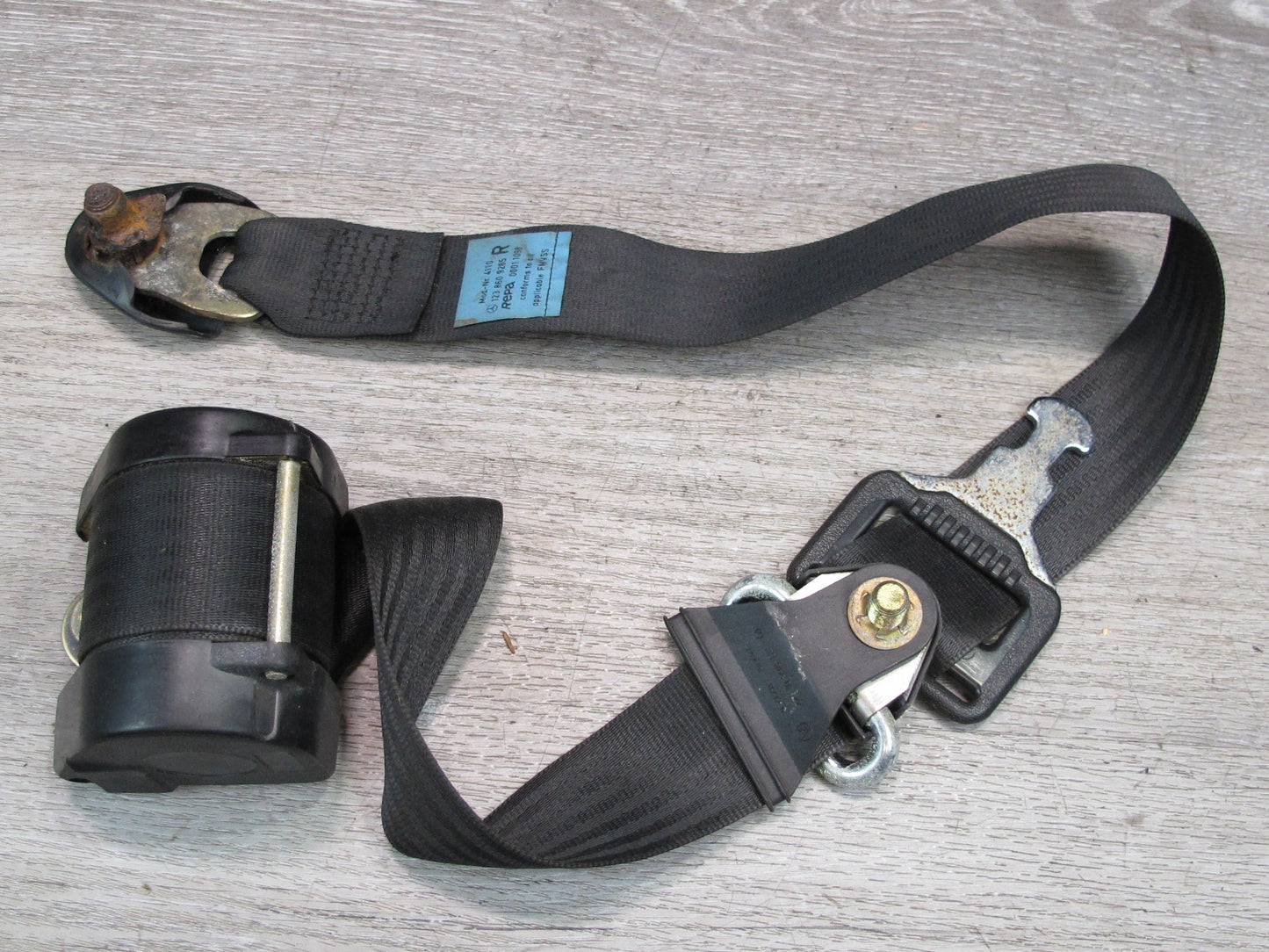 1982 MERCEDES W123 300D FRONT & REAR SEATBELT RETRACTOR W/ BUCKLE SET OEM