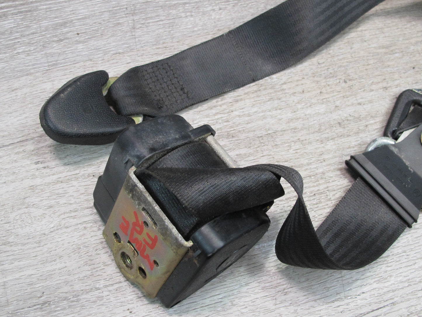 1982 MERCEDES W123 300D FRONT & REAR SEATBELT RETRACTOR W/ BUCKLE SET OEM