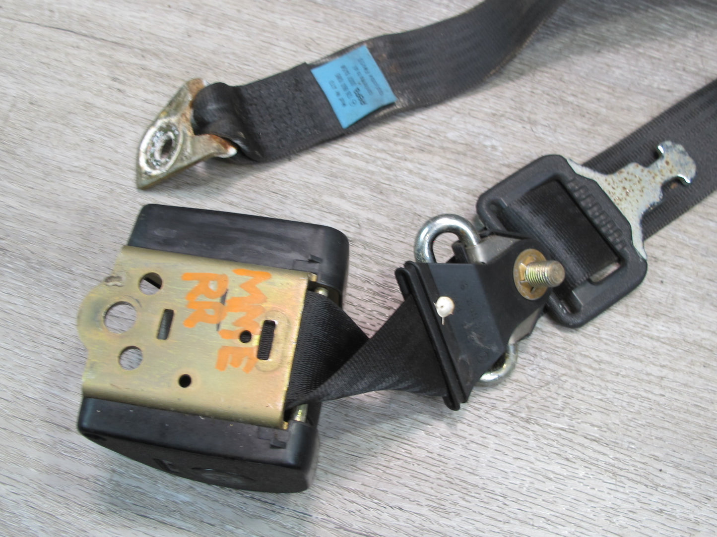 1982 MERCEDES W123 300D FRONT & REAR SEATBELT RETRACTOR W/ BUCKLE SET OEM