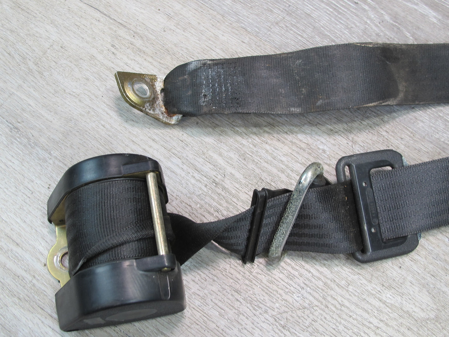 1982 MERCEDES W123 300D FRONT & REAR SEATBELT RETRACTOR W/ BUCKLE SET OEM