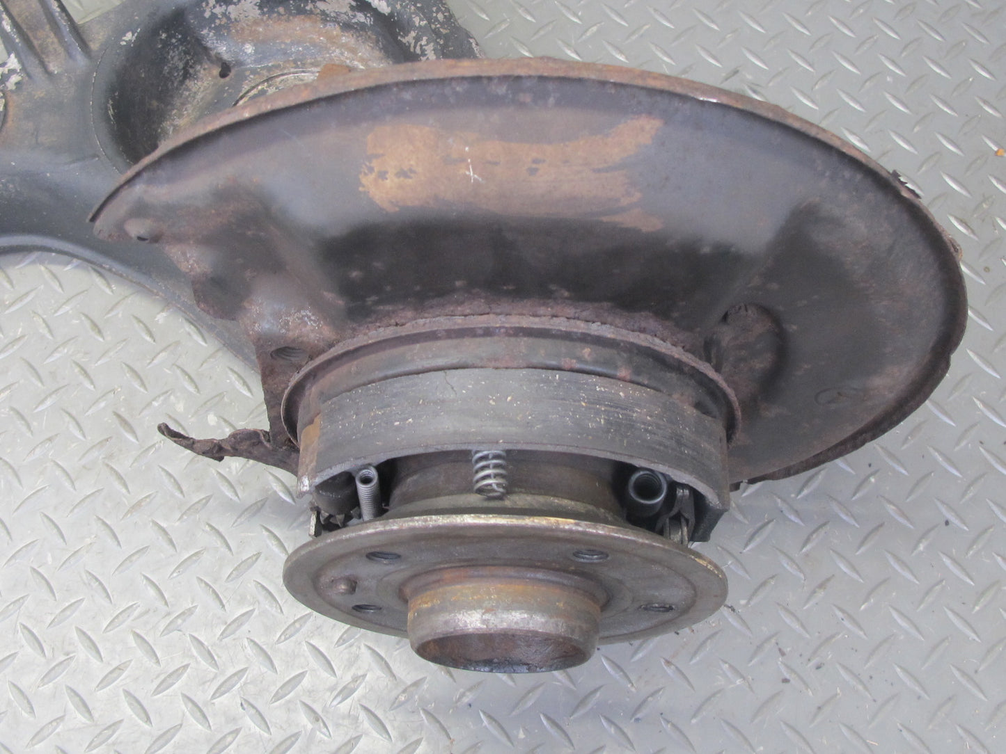 86-91 Mercedes W126 Rear Left Spindle Knuckle Wheel Hub Bearing OEM