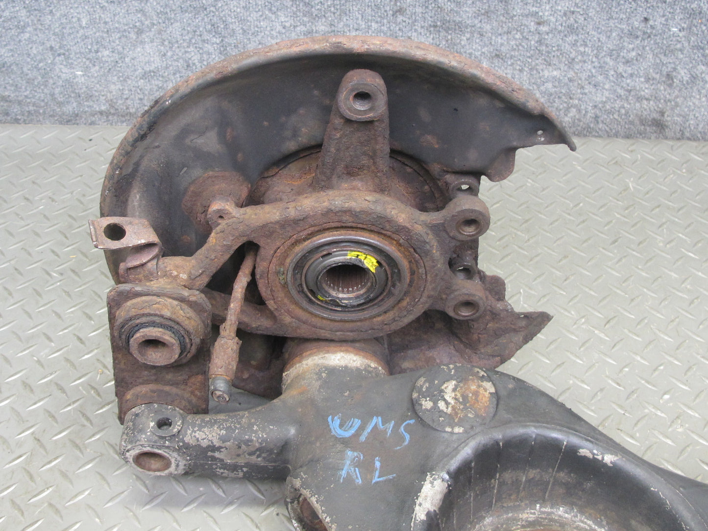 86-91 Mercedes W126 Rear Left Spindle Knuckle Wheel Hub Bearing OEM