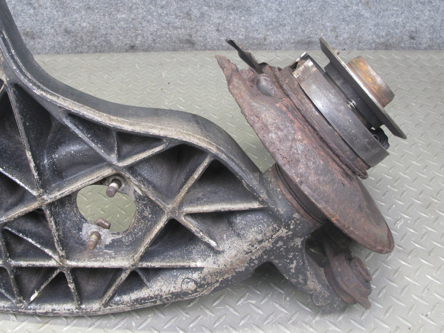 86-91 Mercedes W126 Rear Left Spindle Knuckle Wheel Hub Bearing OEM