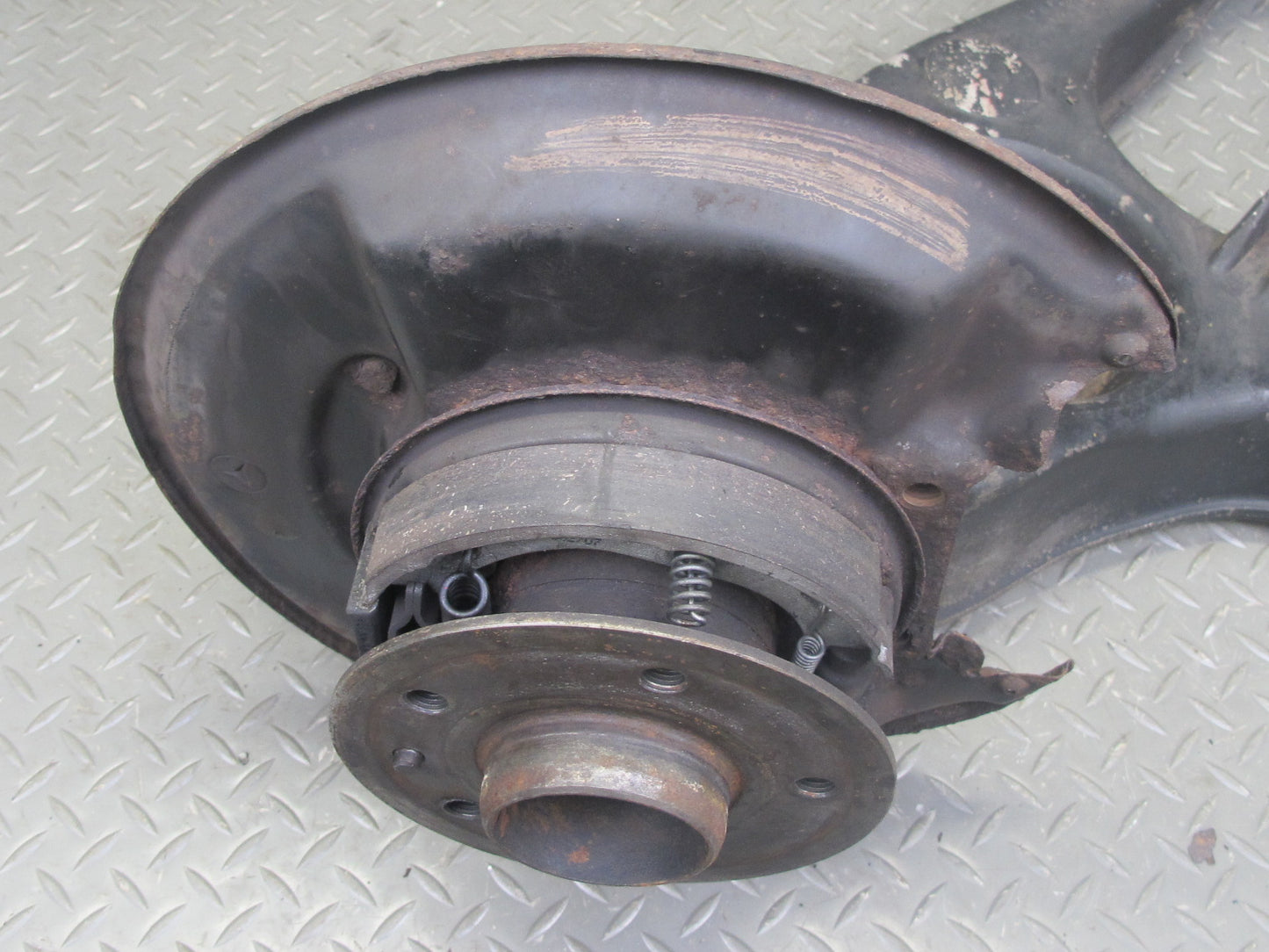 86-91 Mercedes W126 Rear Right Spindle Knuckle Wheel Hub Bearing OEM