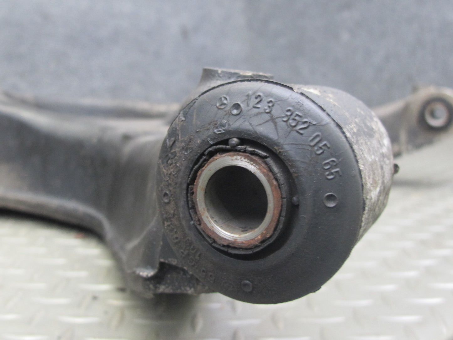 86-91 Mercedes W126 Rear Right Spindle Knuckle Wheel Hub Bearing OEM