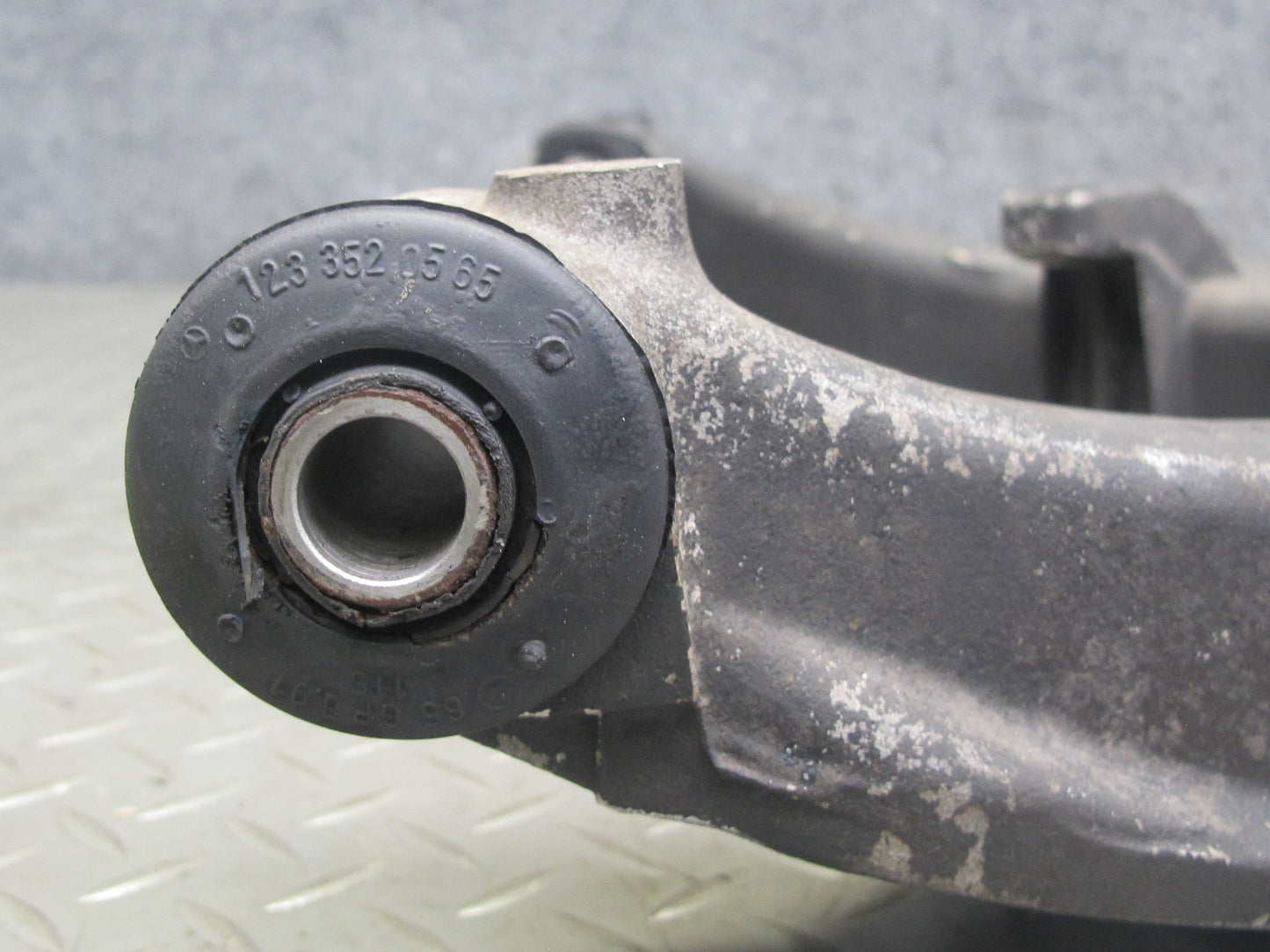 86-91 Mercedes W126 Rear Right Spindle Knuckle Wheel Hub Bearing OEM