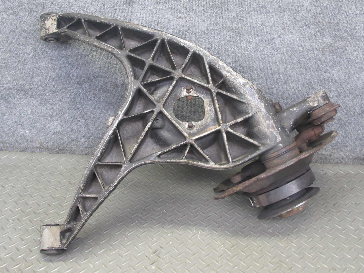 86-91 Mercedes W126 Rear Right Spindle Knuckle Wheel Hub Bearing OEM