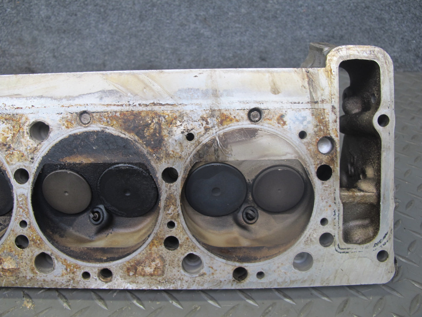 86-91 Mercedes W126 5.6L M117 117.968 Engine Left Cylinder Head OEM
