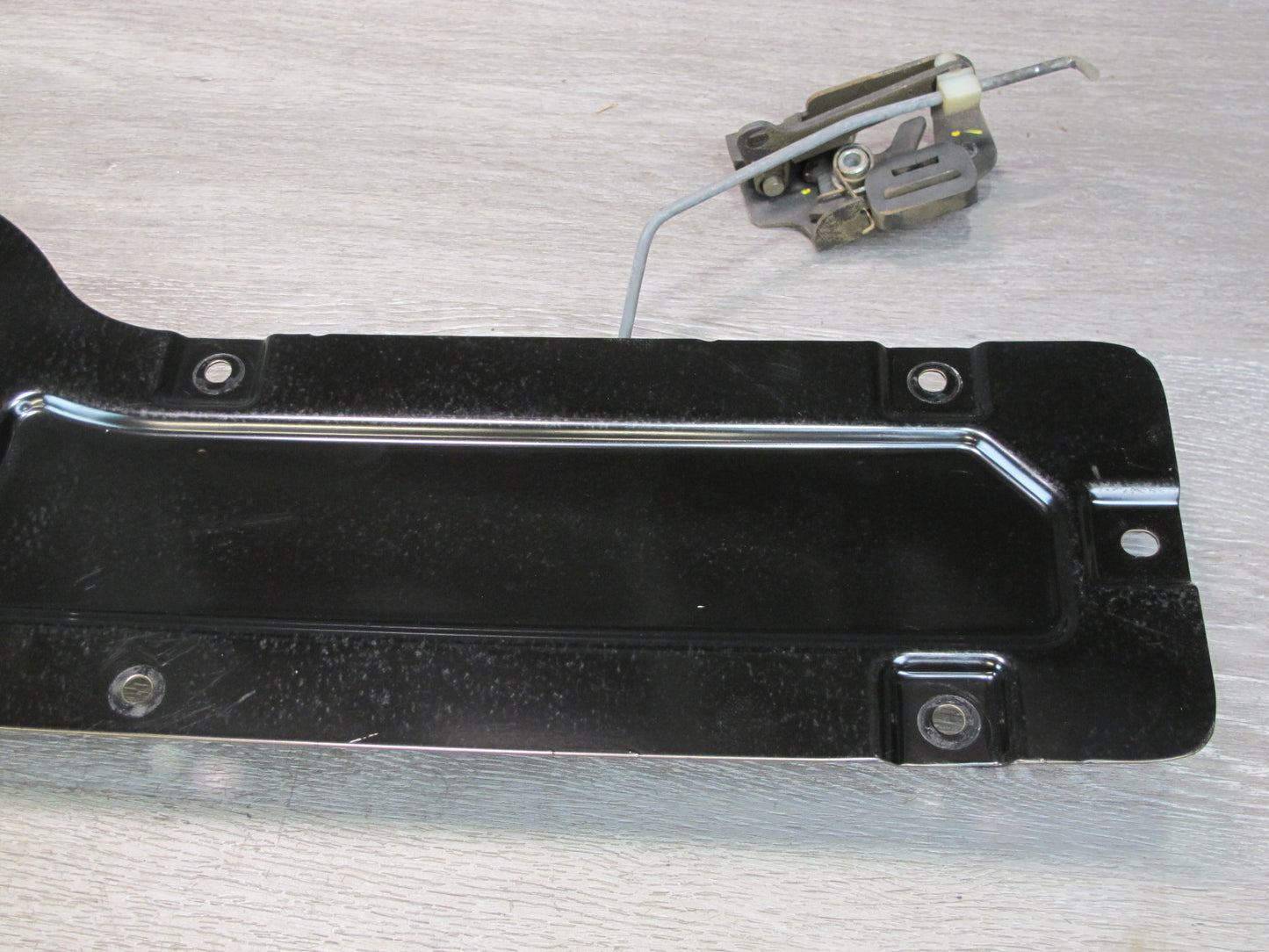 03-06 Chevrolet SSR Rear Tailgate Handle w Bracket & Rods & Latches Assembly OEM